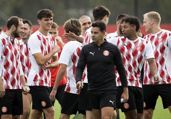 Míchel, junto a sus jugadores durante un entrenamiento del Girona.