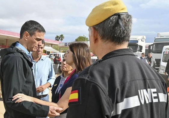 El presidente Pedro Sánchez conversa con la alcaldesa de Paiporta.