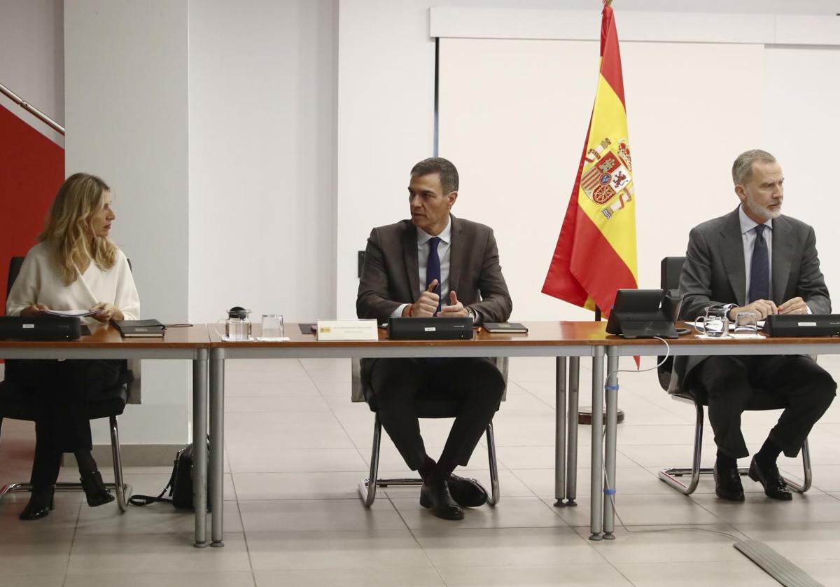 El rey Felipe VI (d), el presidente del Gobierno, Pedro Sánchez (c) y la vicepresidenta segunda del Gobierno y ministra de Trabajo, Yolanda Díaz (i) durante la reunión del Comité de crisis para el seguimiento de los efectos de la DANA