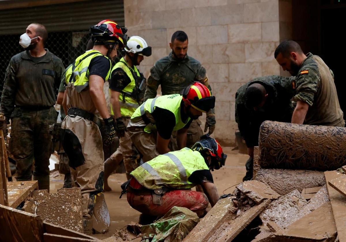 Efectivos de la UME trabajan en Paiporta (Valencia).