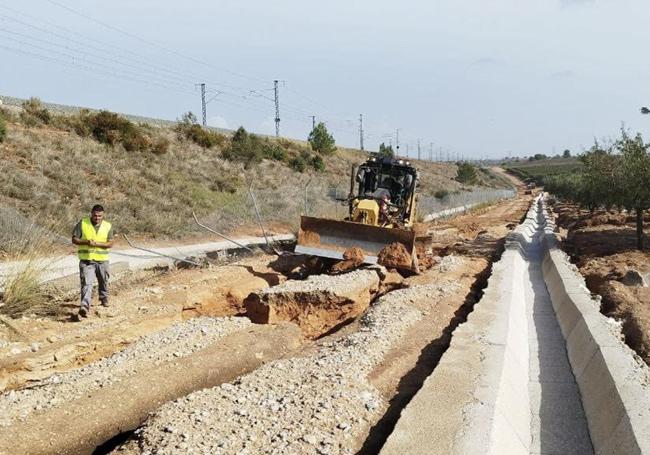 Operarios trabajan en la reposición de la línea de tren en el túnel de Chiva.