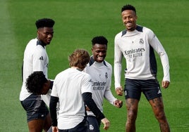 Los jugadores del Real Madrid preparan el duelo ante el Milan.