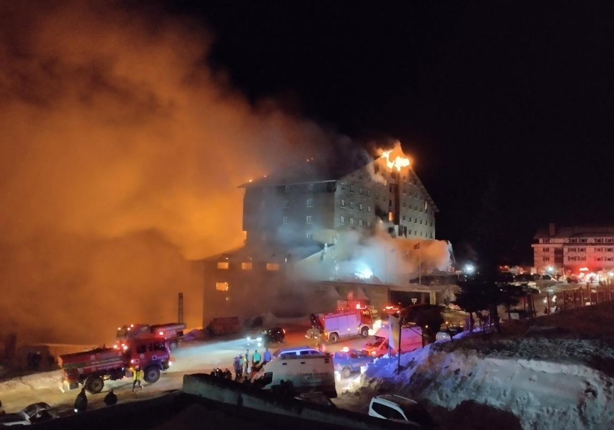 Imagen principal - Un incendio en un hotel de una estación de esquí en Turquía causa al menos 76 muertos