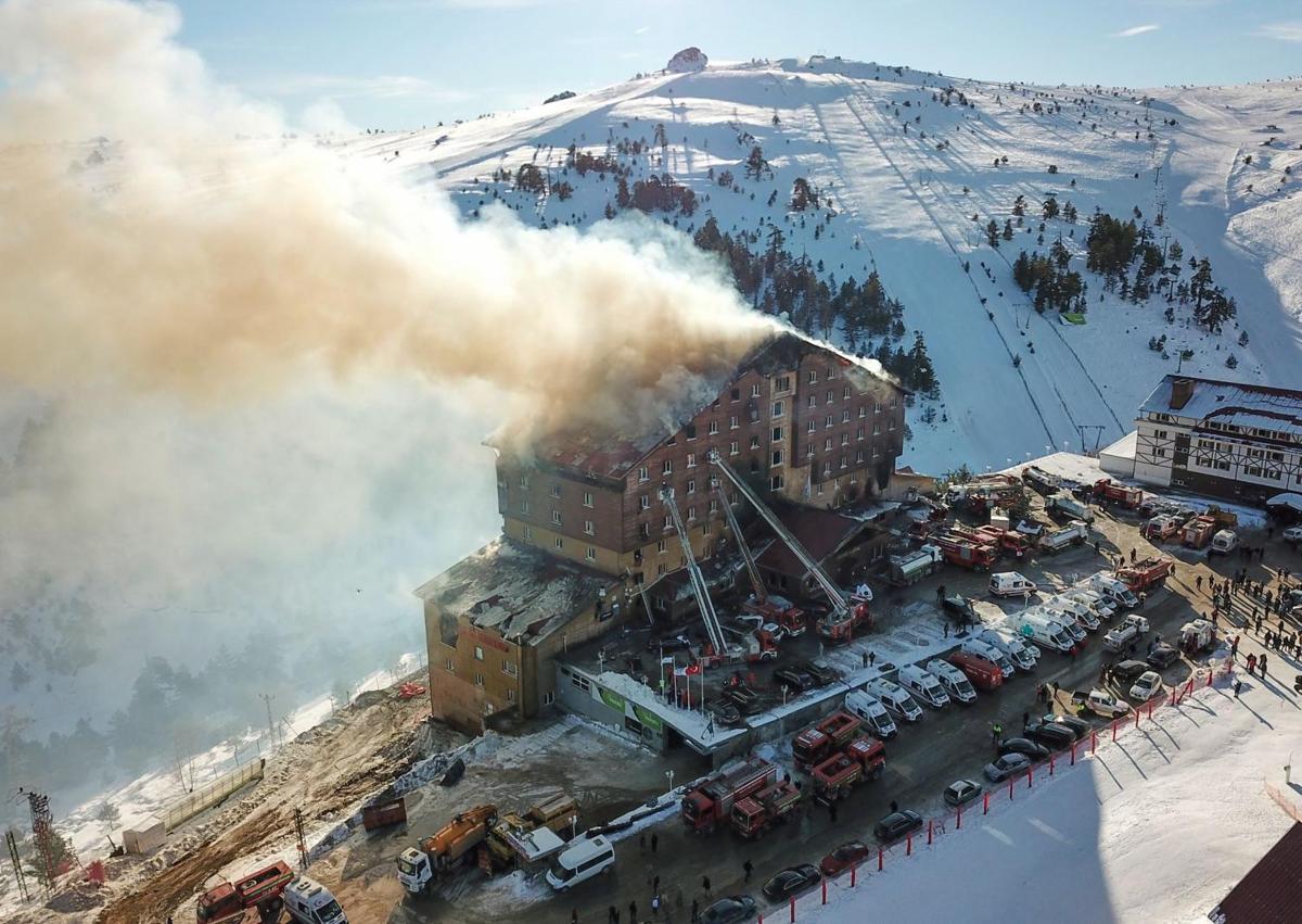 Imagen secundaria 1 - Un incendio en un hotel de una estación de esquí en Turquía causa al menos 76 muertos