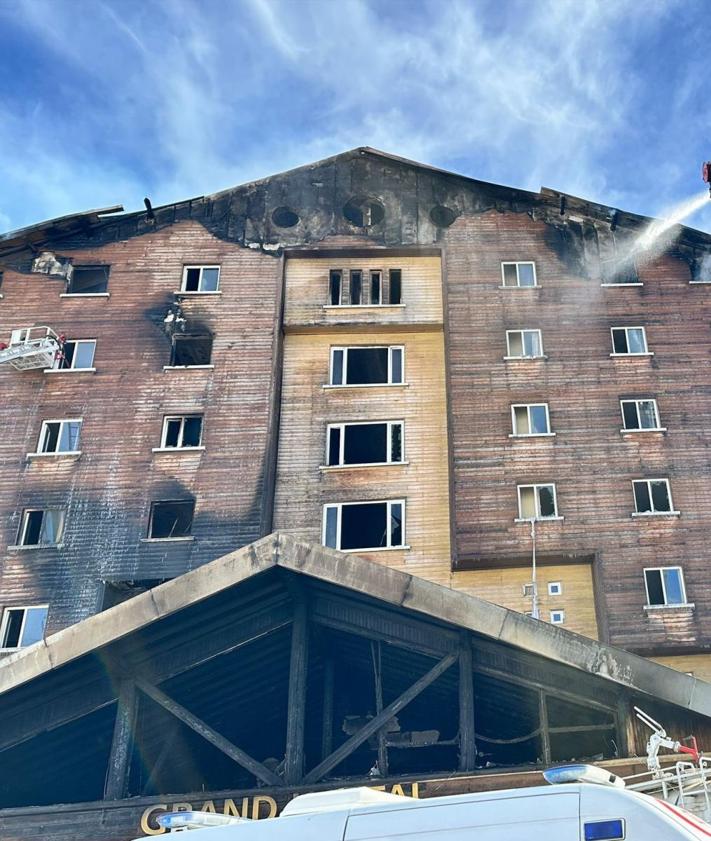 Imagen secundaria 2 - Un incendio en un hotel de una estación de esquí en Turquía causa al menos 76 muertos