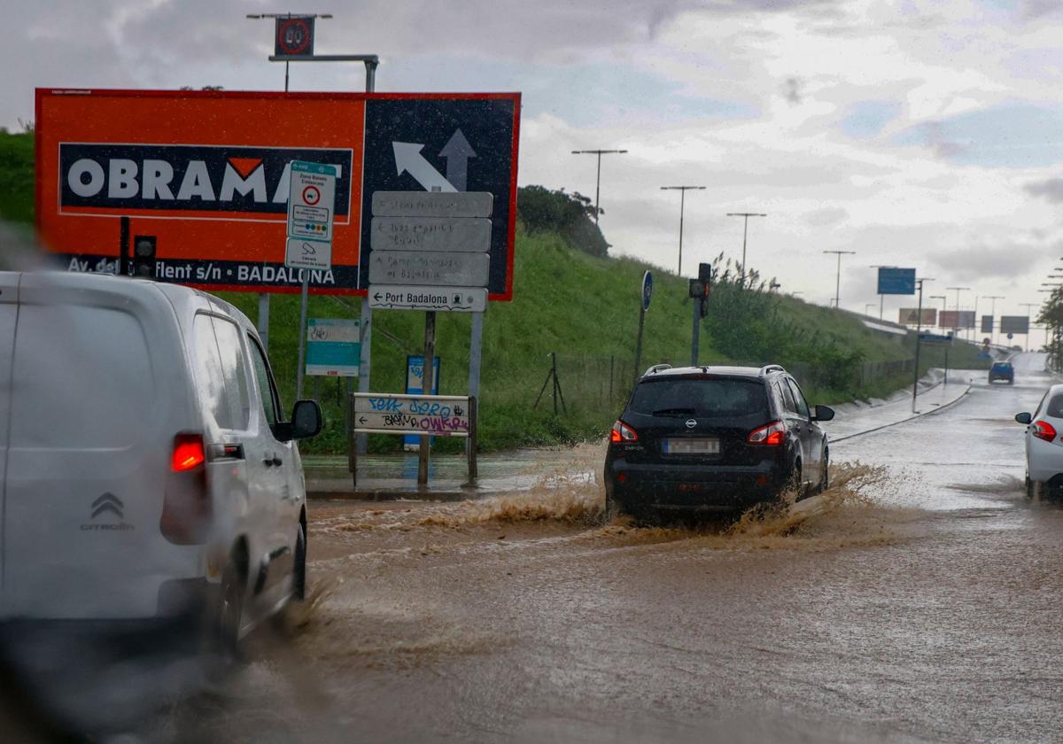 Vehículos circulan sobre el agua tras las intensas lluvias en Barcelona.