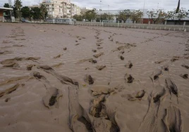 El barro cubre por completo un campo de fútbol en Sedaví (Valencia).