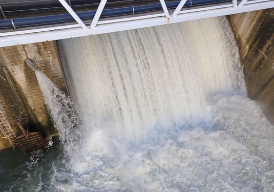 Desagüe del embalse de Arcos de la Frontera (Cádiz), que alcanzó el 100% de su capacidad durante la DANA.