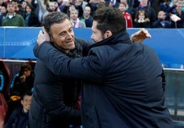 Luis Enrique y el Cholo Simeone se saludan, en una imagen de archivo.