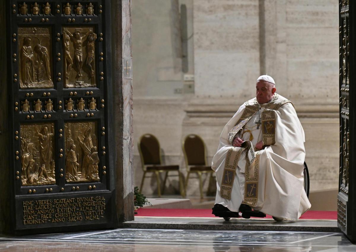 Imagen secundaria 1 - El Papa da comienzo al Jubileo con la apertura de la Puerta Santa de la basílica de San Pedro