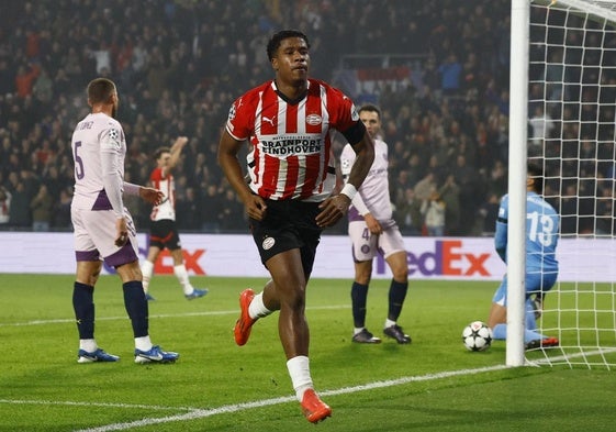 Flamingo celebra el primer gol del PSV ante el Girona.