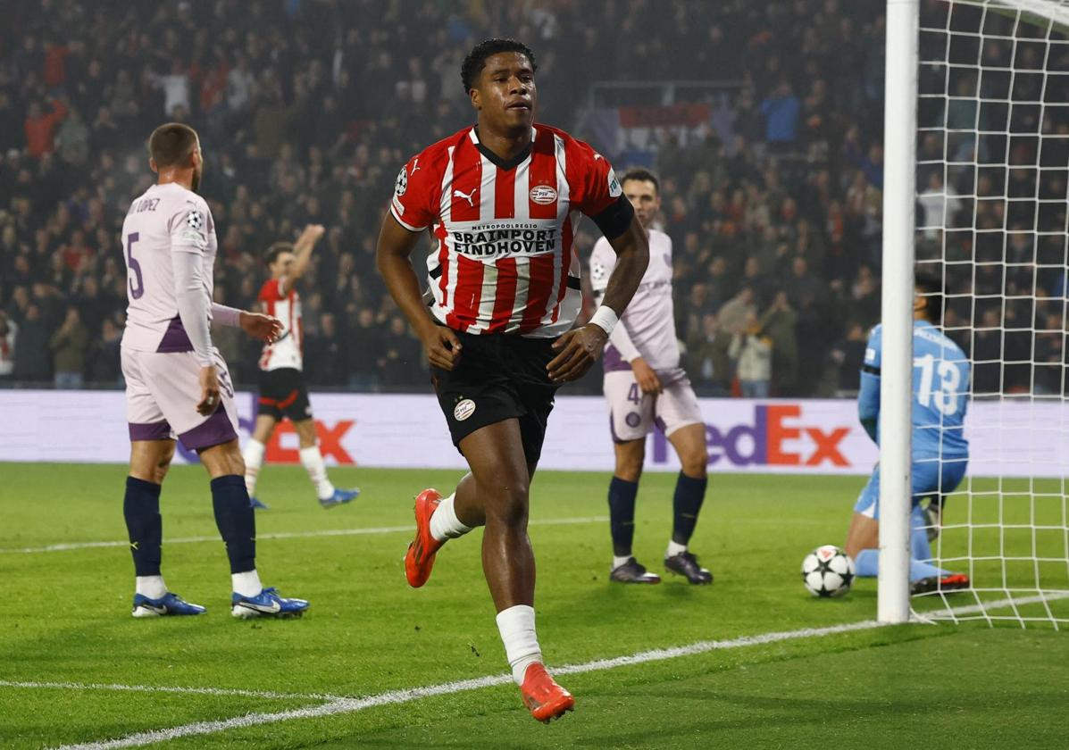 Flamingo celebra el primer gol del PSV ante el Girona.