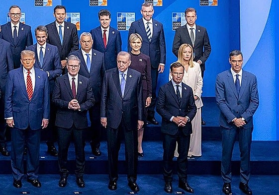 Imagen de la última cumbre de la Alianza en La Haya, donde Sánchez se alejó un metro del resto de dirigentes en la foto de familia.