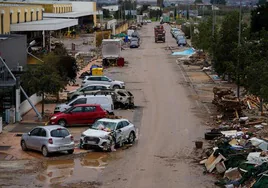 Vehículos destrozados en las inmediaciones del centro comercial Bonaire, en Aldaia.