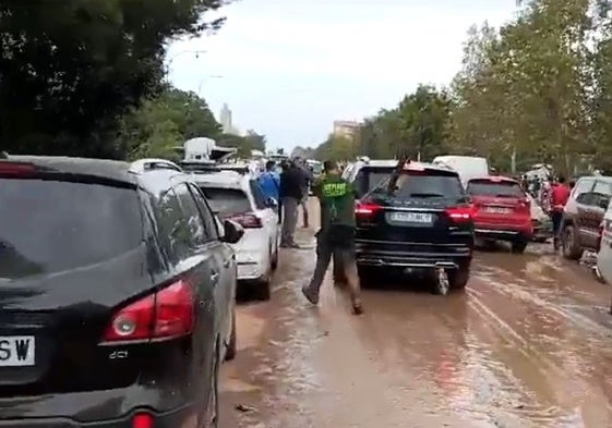 El detenido golpea con un cepillo de barrer la luna trasera del coche de Sánchez