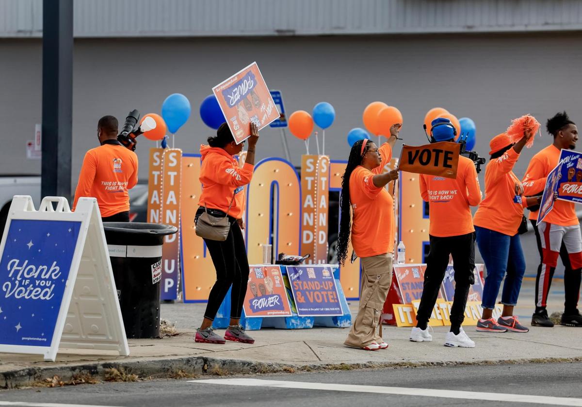 Manifestación ante el colegio electoral de la Biblioteca del Condado de Fulton, en Atlanta.