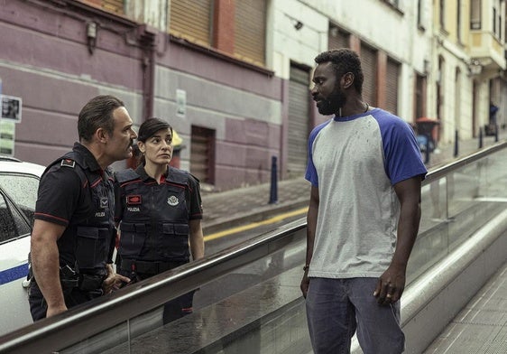 Malcolm Treviño-Sitté, como Mahamoud Touré, en un fotograma de la serie.