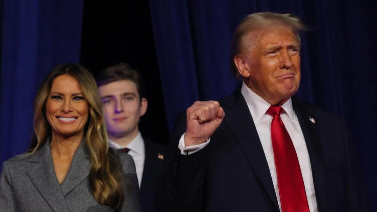 Donald Trump junto a su esposa Melania y su hijo Barron en el Centro de Convenciones del Condado de Palm Beach.