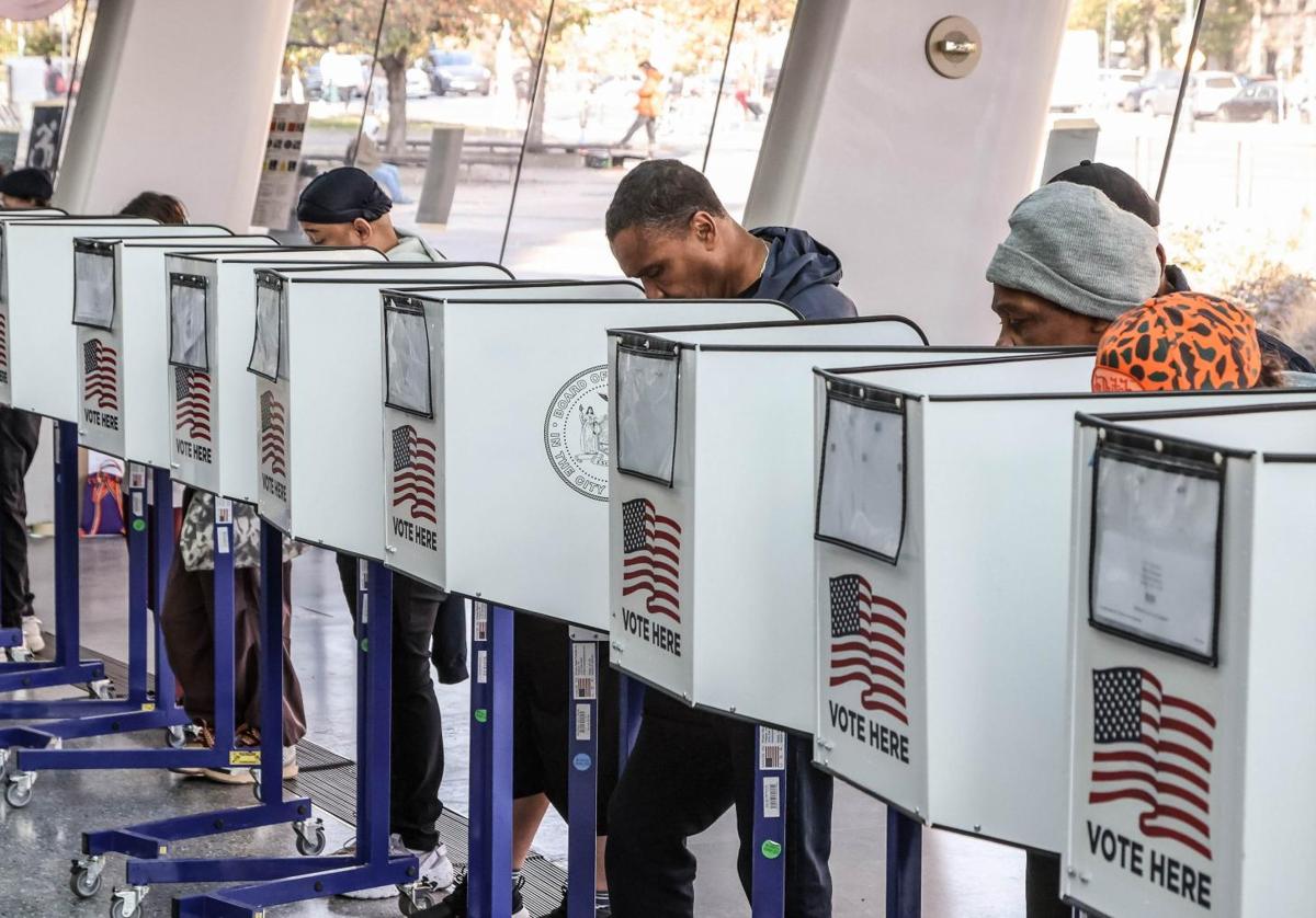 Numerosos neoyorquinos ejercen su derecho al voto en un colegio habilitado en el pasillo del museo de Brooklyn.