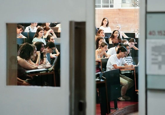 Una grupo de estudiantes catalanes realiza las pruebas de acceso a la universidad.