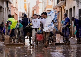 Voluntarios ayudan en Catarroja.