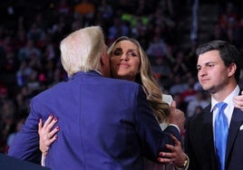 Donald Trump abraza a Lara Trump durante el último mitin republicano en Pensilvania, el 4 de noviembre.