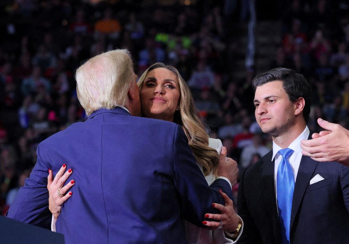 Donald Trump abraza a Lara Trump durante el último mitin republicano en Pensilvania, el 4 de noviembre.