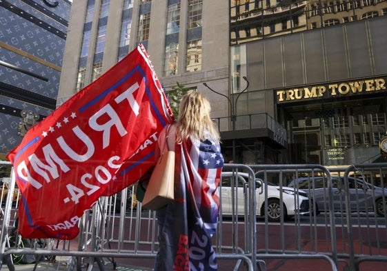 Una simpatizante del líder republicano, ataviada con una bandera frente a la Torre Trump en Nueva York.