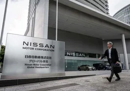 Un hombre camina frente a la sede de Nissan en Yokohama.