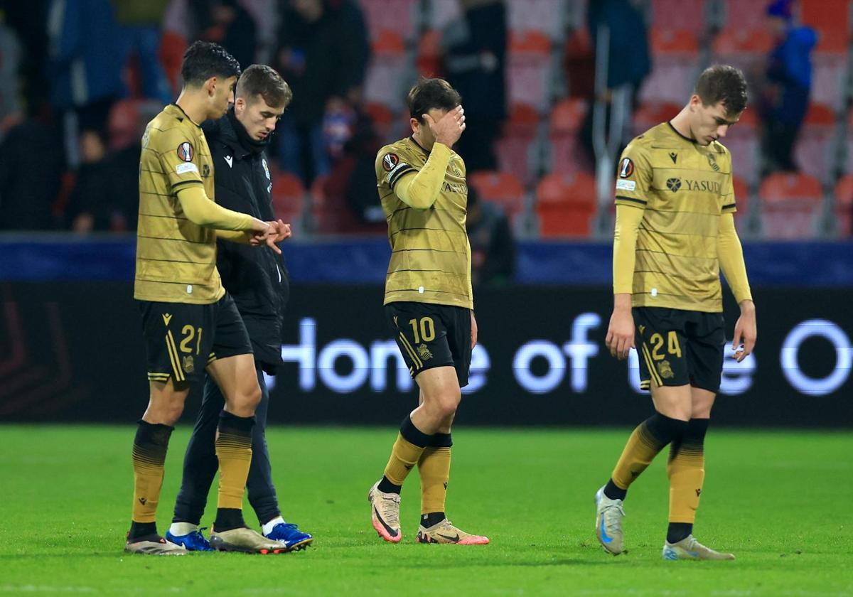 Los jugadores de la Real Sociedad, abatidos tras la derrota ante el Viktoria Pilsen.