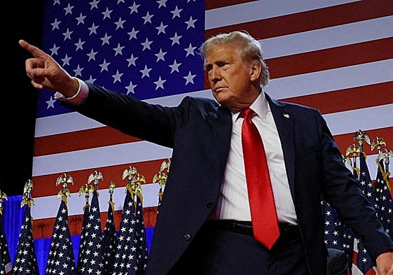 Donald Trump realiza un gesto a sus seguidores durante la noche electoral que celebró en Palm Beach.