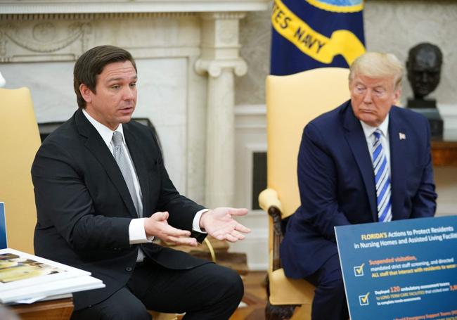 Ron DeSantis junto a Donald Trump en una reunión en el Despacho Oval, el 28 de abril de 2020.