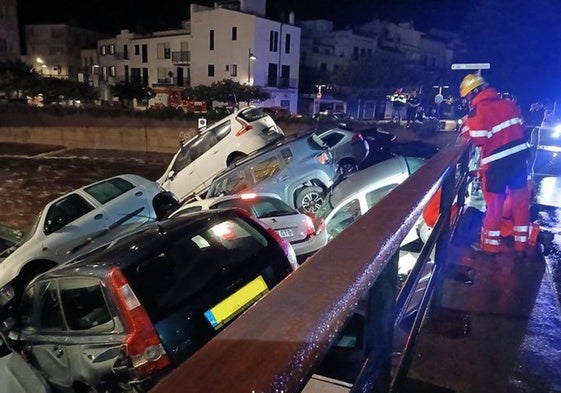 Coches arrastrados por la riera de Cadaqués (Alt Empordà).