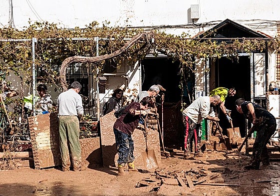 Vecinos limpian los estragos ocasionados por la DANA en Utiel.
