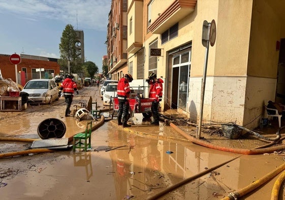 Bomberos trabajando en una de las zonas afectadas.