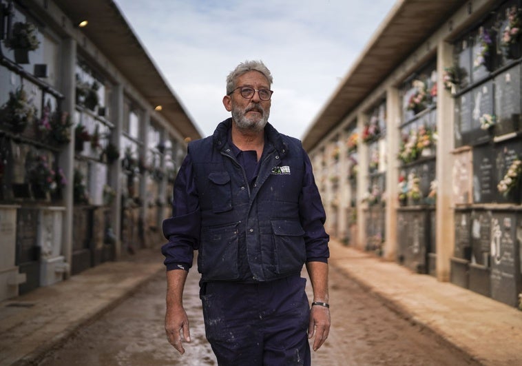 Salvador Pons, Cacau, enterrador del cementerio de Catarroja, en una de las calles de la necrópolis.