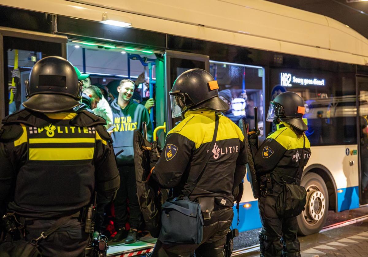 La Policía de Ámsterdam procede a evacuar a los hinchas del Maccabi Tel Aviv.