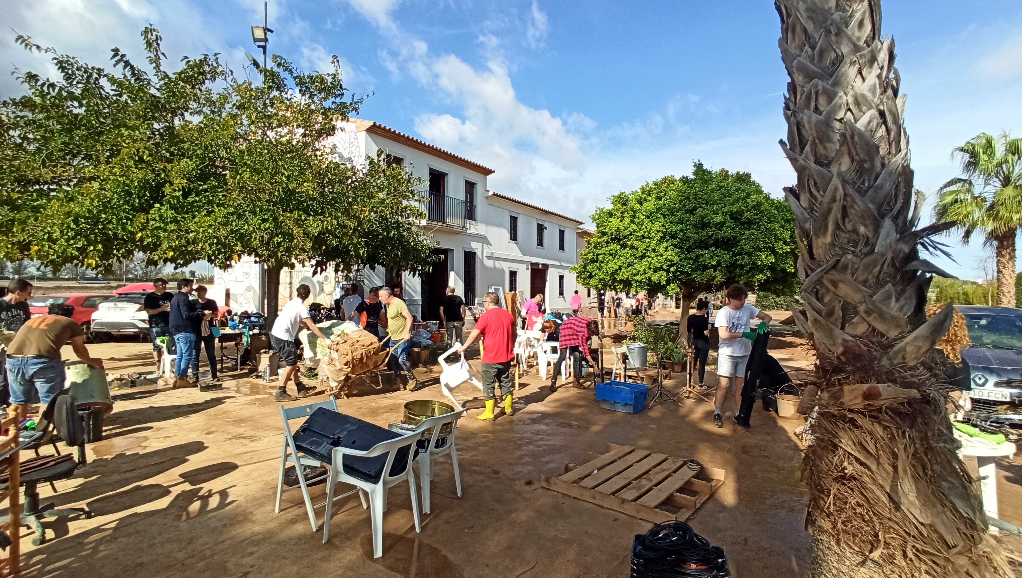 Voluntarios y compañeros limpiando el desastre