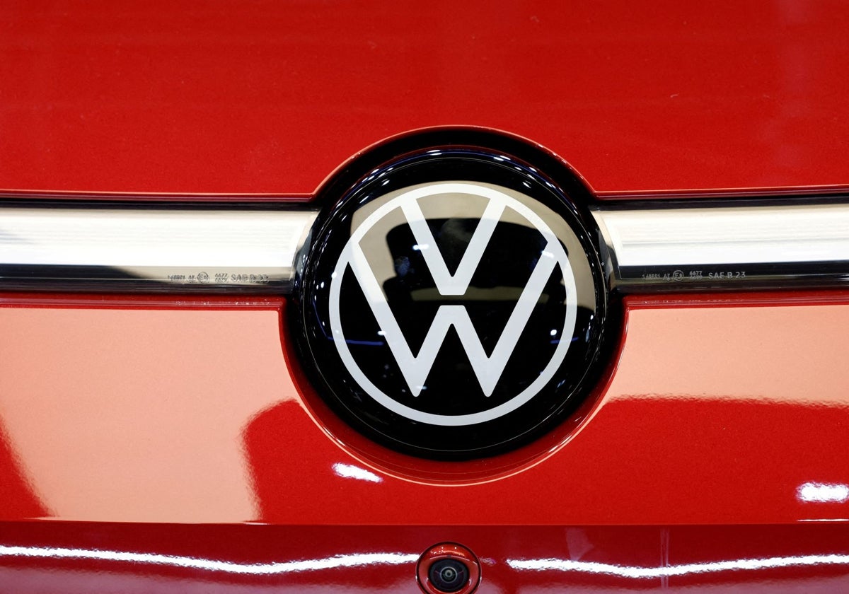 Un logo de Volkswagen en el Salón del Automóvil de París.