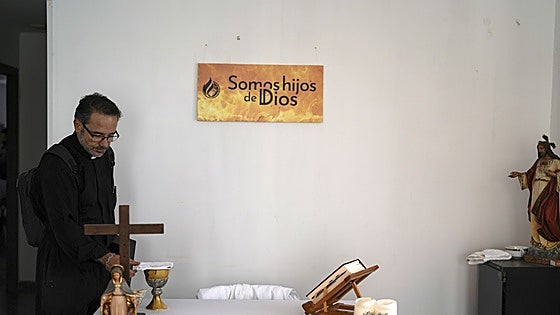 El milagro del cáliz de Paiporta: dos metros de barro en la sacristía y el paño que cubre la copa «sin una sola mancha»