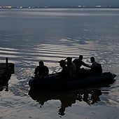Los buzos terminan de revisar los garajes y se centran en la Albufera en busca de cadáveres