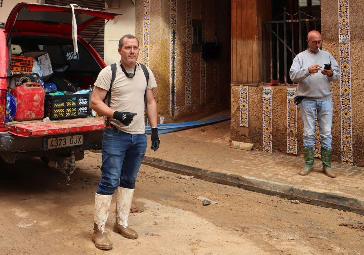 Juan Sánchez, electricista que está ayudando de forma voluntaria a conectar bombas de agua y a recuperar la luz en las comunidades de vecinos.