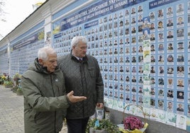 El jefe de la diplomacia europea, Josep Borrell, y el ministro de Exteriores ucraniano, Andrii Sybiha, visitan en Kiev el Muro de los Caídos en la guerra.