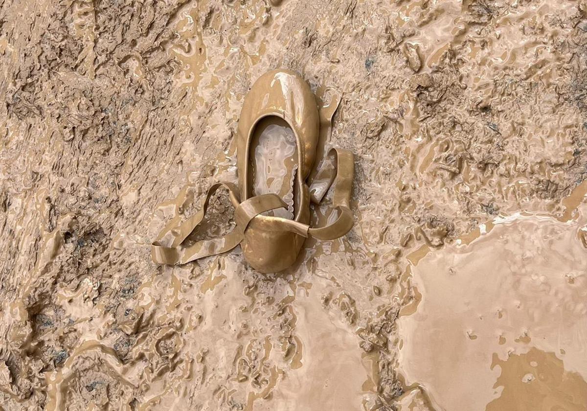 Imagen de una de las bailarinas de Topise tras el paso de la DANA.