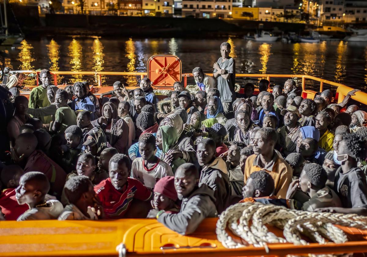 Llegada de una embarcación al puerto de La Restinga, en el Hierro, con cientos de migrantes