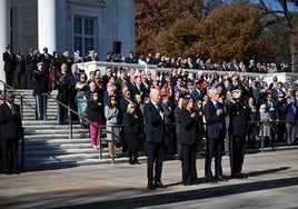 Biden y Harris colocan sus manos sobre el corazón durante el acto en Arlington.