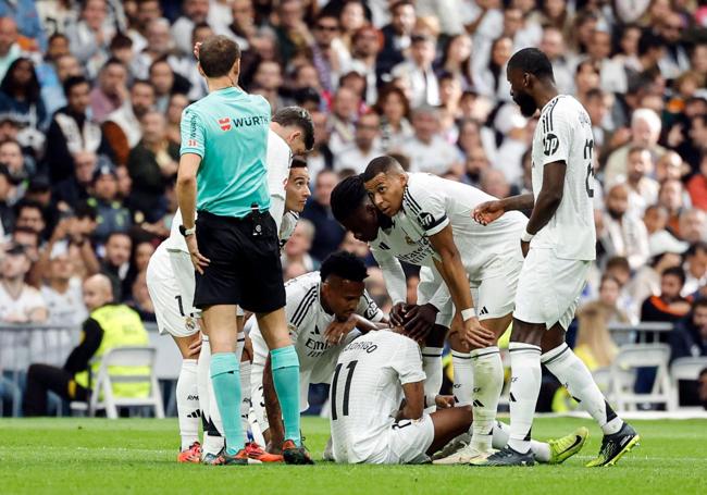 Rodrygo, tras caer lesionado durante el Real Madrid-Osasuna.