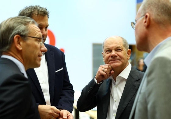 Scholz escucha a su lugarteniente Lars Klingbeil.
