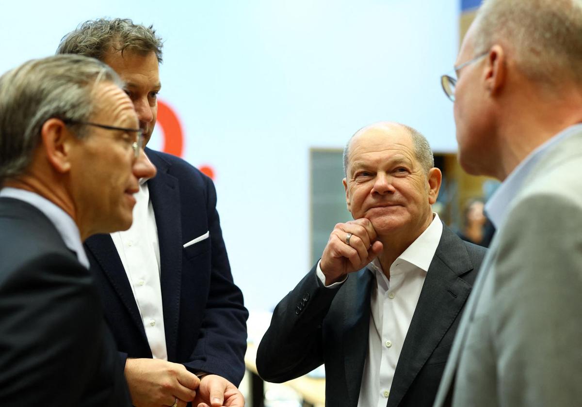 Scholz escucha a su lugarteniente Lars Klingbeil.