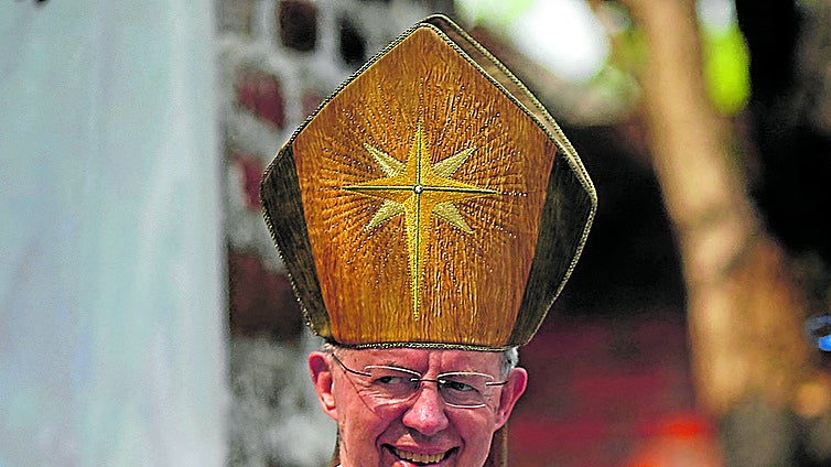 El jefe de la iglesia anglicana dimite por encubrir abusos sexuales a niños